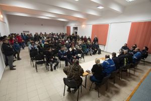 FOTO. Localnicii din Moftin, îngrijoraţi din cauza incendiului.Pompierii le transmit că nu sunt în pericol