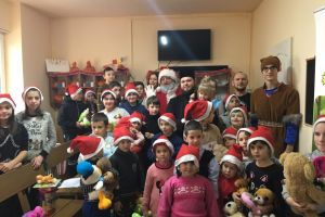 Moş Crăciun la copiii de la Centrul de Zi „Sf. Nectarie” din Vama Seacă