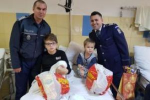 Copiii internati la Sectia de Pediatrie a Spitalului Mangalia, vizitati de politisti, incarcati cu daruri