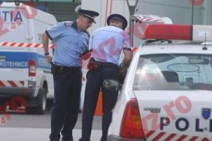 Conflict între POLIȚIȘTI şi un BĂRBAT. Ameninţaţi cu un CUȚIT, forţele de ordine au DESCHIS FOCUL