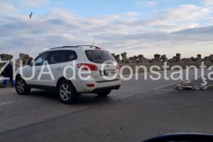Parcari neregulamentare. O masina de lux a blocat accesul catre Poarta 1 bis a Portului Constanta. Politia aplica amenzi (galerie foto)