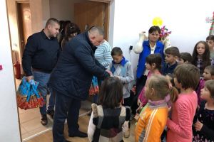 Primarul Cosac din Vladesti a fost Mos Craciun pentru copiii de la scoala si gradinita