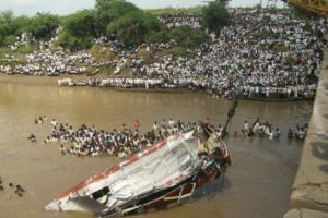 Accident soldat cu 32 de victime. Șoferul unui autobuz a pierdut controlul direcţiei şi a plonjat într-un râu