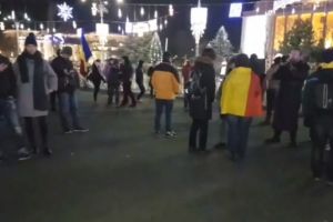 UPDATE. Au venit cu mic, cu mare: Jos, jos, sa ii dam!“. Noi proteste in Piata Victoriei din Bucuresti, indreptate impotriva coalitiei de guvernare      