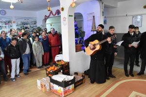 Arhiepiscopia Râmnicului a oferit daruri persoanelor din centrele de neuropsihiatrie din Băbeni