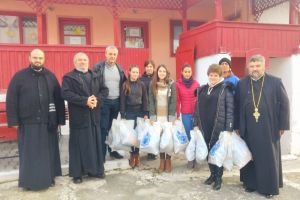 Bătrânii din Centrul de boli neuropsihice din localitatea Măciuca au primit daruri din partea Protoieriei Drăgăşani