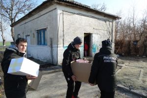 Cadouri pentru copii nevoiasi din Constanta. Printre cei care au impartit darurile, sportivi de la CS Phoenix si militari americani de la Mihail Kogalniceanu 