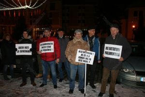 „Steaua sus răsare, hoţii la închisoare”. Motivele pentru care nu s-a renunţat la protest nici în prag de sărbătoare (FOTO)