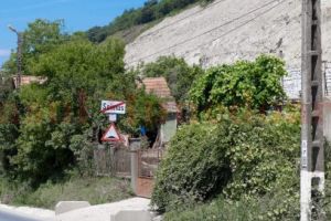 Familia de lângă autostradă, uitată de autorităţi