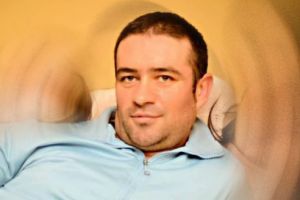 APEL UMANITAR. Un mic ajutor ar putea salva o viaţă. Daniel Gliga, tată a doi copii, are nevoie de sprijinul nostru!