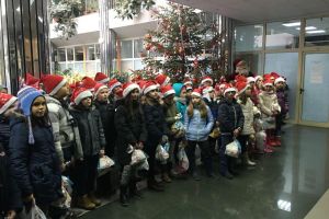 FOTO: Elevii Liceului cu Program Sportiv Alba Iulia au vestit Naşterea Domnului prin colinde şi daruri