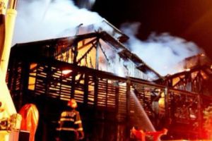 INCENDIU DEVASTATOR la o PENSIUNE din BUZĂU. Care este starea TURIŞTILOR