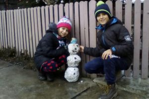 Primii fulgi care anunţă Crăciunul, adunaţi într-un om de zăpadă