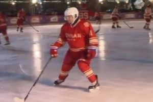 Spre deliciul publicului Putin şi-a încălţat patinele şi a jucat hochei în FAŢA Kremlinului