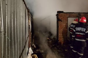 Parea un incendiu, banal, la o casa. La cativa metri se afla o suta de tone de azotat si un rezervor de motorina. Zeci de pompieri au fost in pericol 