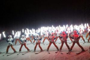 Pârtiile de schi din Poiana Braşov au fost deschise. Spectacol impresionant realizat de monitorii de schi (Foto)