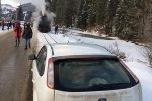 ”Parcarea” anului! Un clujean a blocat Mocăniţa după ce şi-a lăsat maşina pe calea ferată FOTO