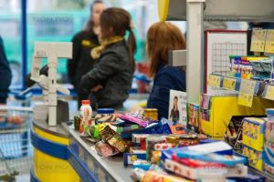 Furnizorii de servicii si marile magazine au program special de Craciun