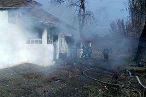 Alerta la pompieri. Arde o casa de pe bulevardul Tomis din Constanta