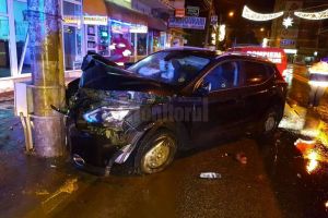Accident în plină noapte în Suceava, cu un autoturism care s-a izbit într-un stâlp