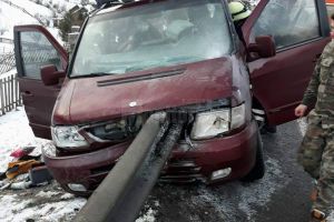 Un microbuz în care erau şase oameni s-a înfipt într-un parapet de protecţie