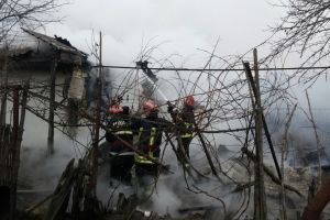 Incendiu violent intr-o localitate din judetul Tulcea. Elicopterul SMURD chemat in ajutor (galerie foto)