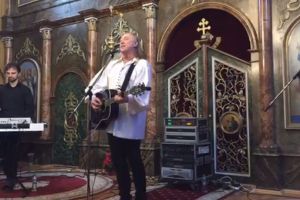 Ștefan Hruşcă a colindat la Sîngeorz-Băi în ajunul Crăciunului (VIDEO)