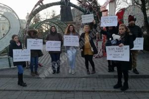 Toţi pentru Justiţie: În Târgovişte, mămicile au ieşit în stradă