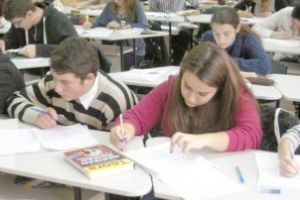 Învăţământul se face şi cu bani! 3.859 de burse pentru elevii vasluieni