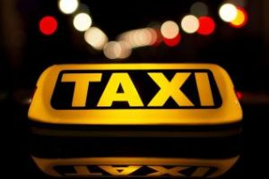Cluj: Taximetrist atacat de client în timp ce conducea. A lovit mai multe maşini