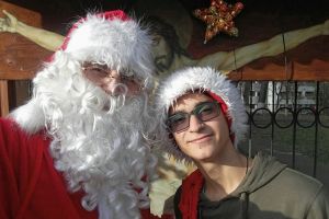 Mos Craciun a ajuns si in Romania si a inceput sa imparta daruri