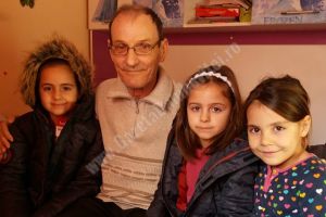 originar din Gura Șuţii, deputatul Dumitru Lupescu a sărit în ajutor fetiţelor rămase doar cu mama bolnavă