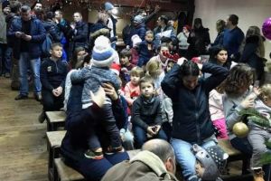 Cadouri de la politicieni pentru cei năpăstuiţi de soartă