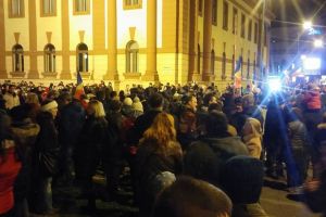 Aproximativ 250 de braşoveni şi turişti au protestat în faţa Prefecturii