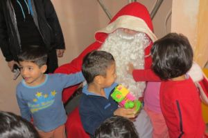 Cum au trecut românii de la Moş Crăciun la Moş Gerilă şi apoi l-au readus acasă pe bătrânelul care le aduce cadouri