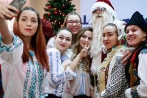 FOTO: Peste 1.200 de colindători la Primăria Reghin