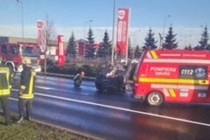 Accident la Selgros. Una dintre maşini a fost răsturnată