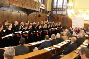 VIDEO SPECIAL: Corul Filarmonicii Târgu-Mureş, colinde în trei limbi la şedinţa Consiliului Judeţean Mureş