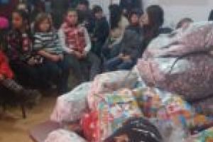 Cadouri pentru toţi reşiţenii. Moş Crăciun a avut ajutoare speciale [FOTO]