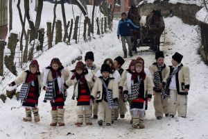 Primiţi colindătorii! Ei vă aduc lumină în casă şi în suflet