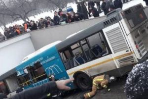 ACCIDENT sau ATENTAT?? Autobuz intrat într-un pasaj pietonal din Moscova