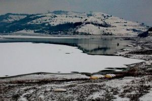 FOTO: A venit iarna pe lacul Bezid! Imagini spectaculoase!