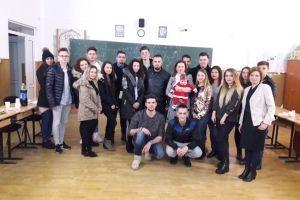 FOTO: Un altfel de Ajun. Liceul Teoretic Teiuş s-a transformat într-o „casă” primitoare cu foarte mulţi colindători la uşă