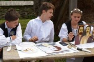 O covăsneancă promovează valorile româneşti, printr-un curs de pictură axat pe icoane, personalităţi ale istoriei şi culturii României şi pe reprezentări ale unor locuri din ţară