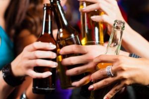 „Dăruieşte familiei tale sărbători liniştite”. Alcoolul – rudă apropiată a violenţei, mai ales de sărbători