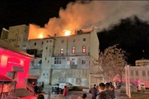 INCENDIU URIAȘ ÎN CENTRUL CONSTANȚEI. Arde un BLOC de LOCUINȚE