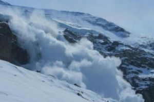 Risc mare de avalanşă în Bucegi şi Făgăraş. Pe Valea Prahovei sunt peste 30.000 de turişti