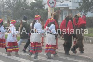 In lumea mincinoasa scornita de povesti/Cu mosi ce-impart iluzii fara de osteneala: Ravasitoarea poezie a unui fost comandant de politie din Constanta de sarbatori   