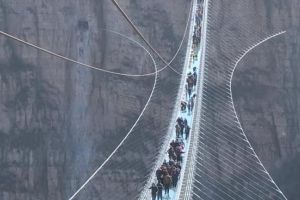 VIDEO: Senzaţii tari pe cel mai lung pod de sticlă din lume