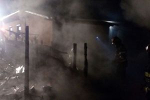 FOTO: O casă din Răstoaca s-a făcut scrum